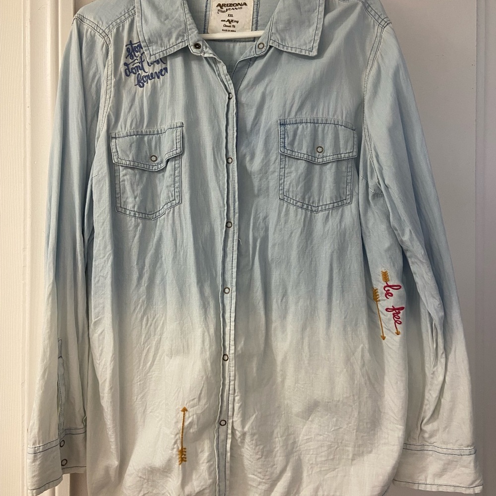 Snap button, Arizona Jean Co. shirt, blue and white ombré with decals. Size XXL
